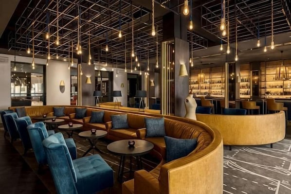 Ein moderner Loungesessel mit Sofas, Tischen und Pendelleuchten.
