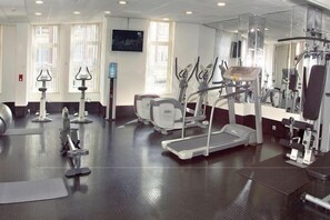 A gym with treadmills, elliptical machines, and weight equipment. - Swissôtel Amsterdam (Amsterdam)