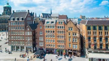 Een historisch plein met traditionele Europese architectuur, waaronder een hotel genaamd 'Swissotel' en een gebouw met de aanduiding 'ABIN-AMRO'.