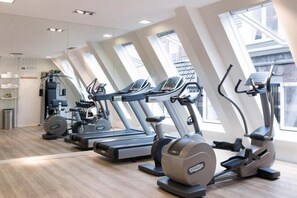 A gym with treadmills, elliptical machines, and weight equipment. - Swissôtel Amsterdam (Amsterdam)