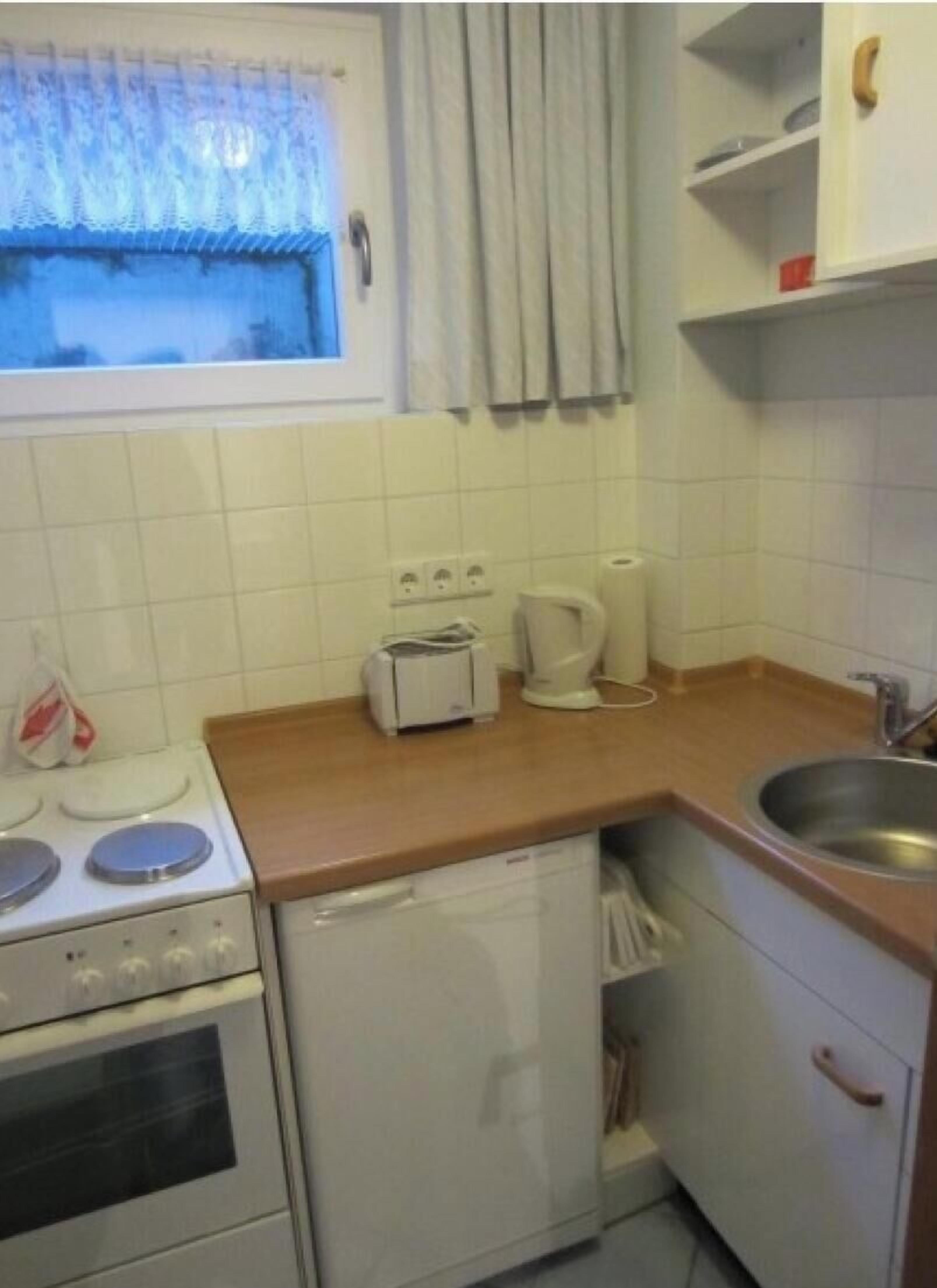 Coffee/tea maker, fridge, microwave, oven