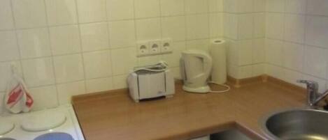 Coffee/tea maker, fridge, microwave, oven