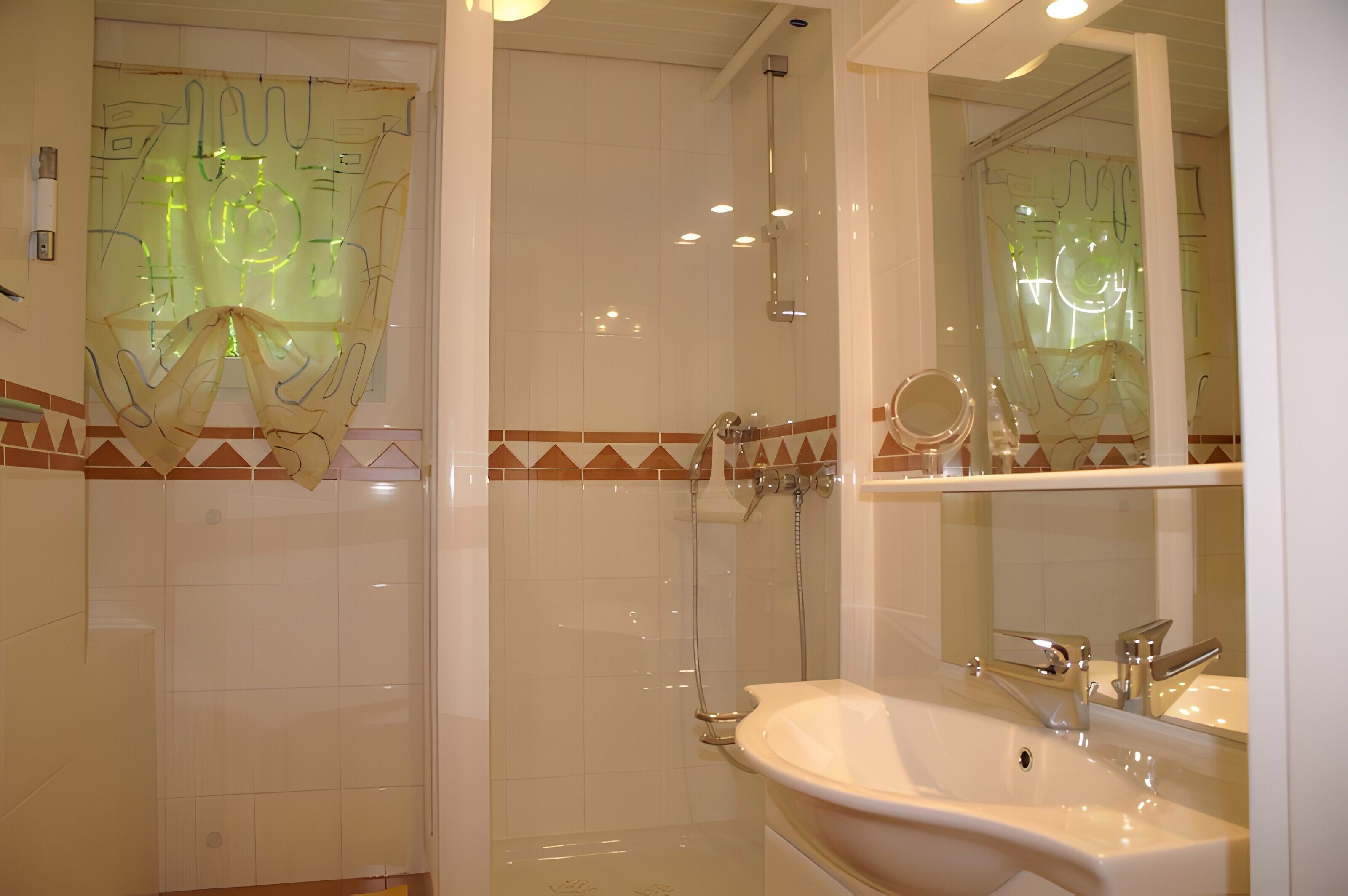 Dusche, kostenlose Toilettenartikel, Haartrockner, Handtücher