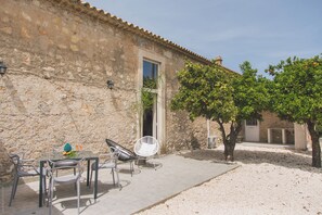 Outdoor dining - Sicilian farmhouse (avola)