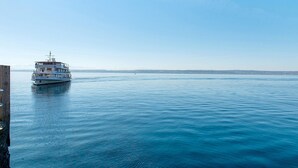 A boat on calm water with a clear sky. - Room 'Double Room Bavaria' with Wi-Fi (Meersburg)