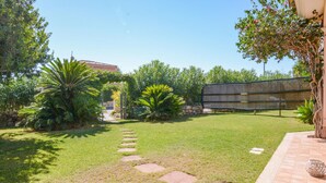 Un jardín bien cuidado con un sendero de piedra que lleva a un edificio.