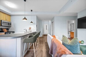 TV - 2 Bed | DT Core | Mins to Stampede (Calgary)