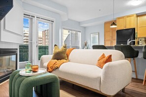 TV - 2 Bed | DT Core | Mins to Stampede (Calgary)