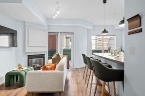 TV - 2 Bed | DT Core | Mins to Stampede (Calgary)