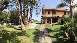 A two-story house with a swimming pool, surrounded by trees and a well-maintained lawn. - Etna Villa Alba Chiara (Trecastagni)