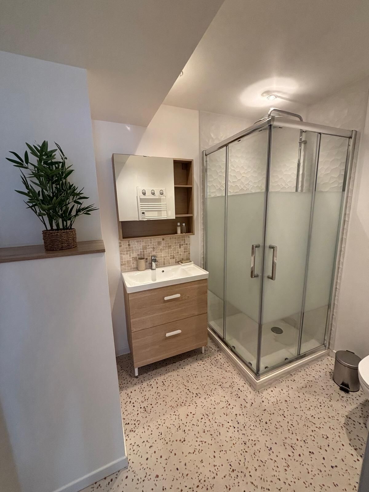 Douche, serviettes fournies, savon, papier toilette