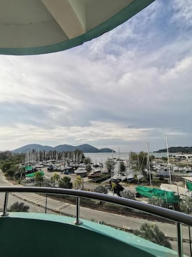 Peaceful 1-Bedroom Unit at Marina Island by JoMy Homestay