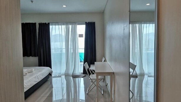 Ein modernes Hotelzimmer mit Bett, Schreibtisch und Stuhl.