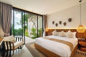 Une chambre à coucher moderne avec un grand lit, un canapé et une table à manger.