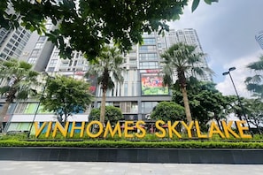 Un bâtiment moderne sur lequel on peut lire l’inscription « VINHOMES SKYLAKE ».