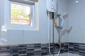 Room - RedDoorz @ Alejandros Suites & Venue (Valencia)