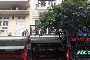 Un edificio con escaparate y letreros de un hotel.