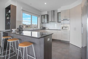 ثلاجة، ميكروويف، فرن، موقد طهي مسطح