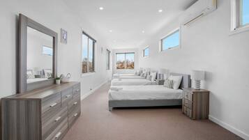 5 habitaciones, tabla de planchar con plancha y ropa de cama