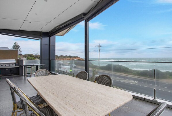 تناول الطعام بالخارج