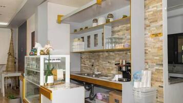 Bar (trong khuôn viên)