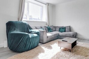 Living area - Modern 3bed Escape - Work&relax - Free Parking (Ilford)