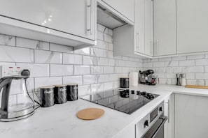 Refrigerador, microondas, horno y parrilla de estufa