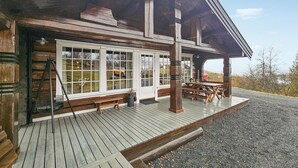A wooden cabin with a porch, large windows, and a gravel driveway. - Cozy home in Rauland with WiFi (Rauland)