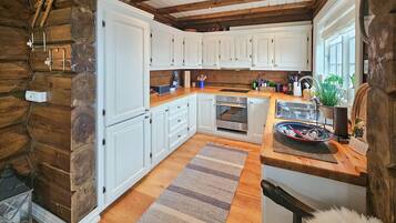 Fridge, oven, dishwasher, coffee/tea maker