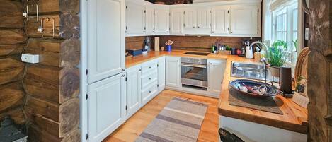 Réfrigérateur, four, lave-vaisselle, cafetière/bouilloire