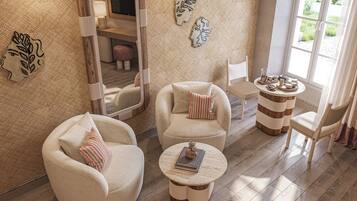 Caja de seguridad en la habitación y tabla de planchar con plancha