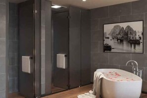Bathroom - Wyndham Garden Legend Halong (Ha Long)