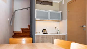 Fridge, cookware/dishes/utensils