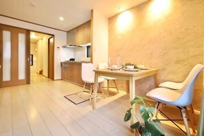 Dining - Nagasaki; Ikebukuro 3 min, Shinjuku 11 min, Shibuya 18 min, Ginza 24 min (Tokyo)