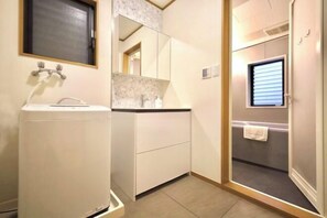 Bathroom - Nagasaki; Ikebukuro 3 min, Shinjuku 11 min, Shibuya 18 min, Ginza 24 min (Tokyo)