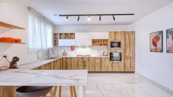 Refrigerador, microondas, horno y cafetera y tetera