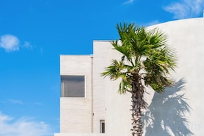 Ein modernes Gebäude mit weißer Fassade und blauem Himmel.