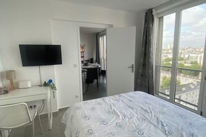 Unclassified image, 2 of 8, button - Bedroom - Serene with Chinese-Parisian Warmth (Rosny-sous-Bois)