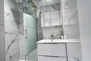 Unclassified image, 3 of 8, button - Bedroom - Serene with Chinese-Parisian Warmth (Rosny-sous-Bois)
