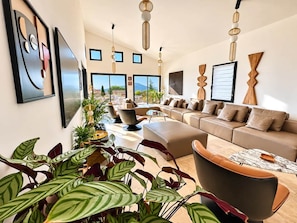 A modern living room with a sofa set, a coffee table, and a potted plant. - Keur bouyo - Provençal Luxury Retreat (Saint-Saturnin-lès-Apt)