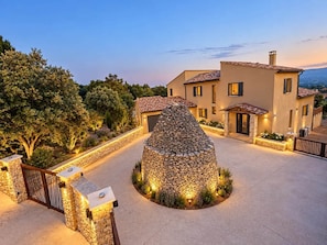 A modern villa with a stone fountain, a paved driveway, and a well-maintained garden. - Keur bouyo - Provençal Luxury Retreat (Saint-Saturnin-lès-Apt)