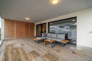 Unclassified image, 5 of 14, button - Swiss Living High-Tech Kitchen, 1G WiFi, Balcony (Kulm District)