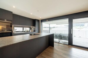 Room - Swiss Living High-Tech Kitchen, 1G WiFi, Balcony (Kulm District)