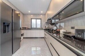 Unclassified image, 3 of 38, button - T M L-Manor House 6 Bedroom-Independent Swimming Pool and Powerful Ktv (Pattaya)