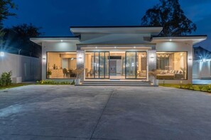 Unclassified image, 2 of 38, button - T M L-Manor House 6 Bedroom-Independent Swimming Pool and Powerful Ktv (Pattaya)