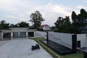 Unclassified image, 3 of 38, button - T M L-Manor House 6 Bedroom-Independent Swimming Pool and Powerful Ktv (Pattaya)
