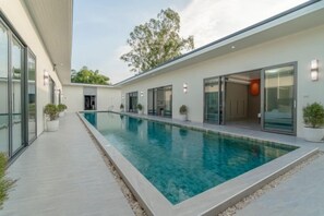 Unclassified image, 4 of 38, button - T M L-Manor House 6 Bedroom-Independent Swimming Pool and Powerful Ktv (Pattaya)
