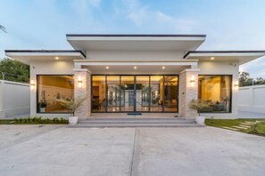 المنشأة من الخارج