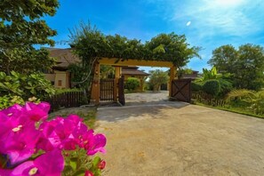 Unclassified image, 5 of 35, button - Luxury 5 Bedroom Villa Close to Beach (Srs) (Hua Hin)