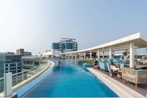 حمام سباحة خارجي